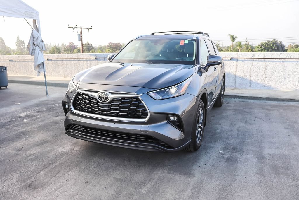 Used 2022 Toyota Highlander XLE FWD image 4