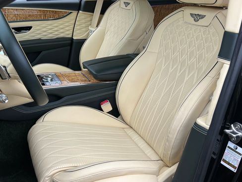 Used 2022 Bentley Flying Spur V8 image 16