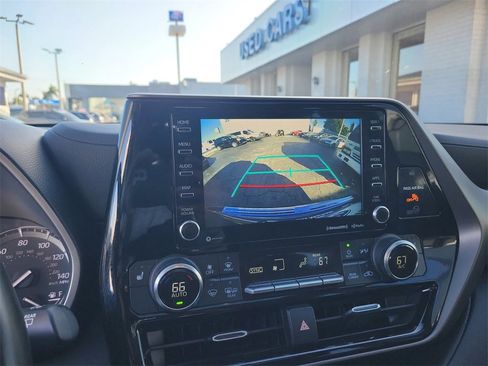 Used 2021 Toyota Highlander XLE image 21