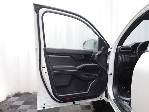 Used 2025 Toyota Tacoma SR image 4