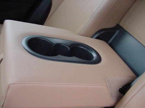 Used 2022 Volkswagen Tiguan SE image 32