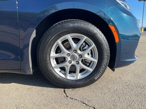Used 2023 Chrysler Pacifica Touring-L FWD image 16