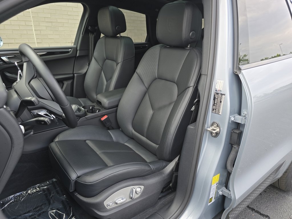 Certified 2024 Porsche Macan AWD/4WD image 6