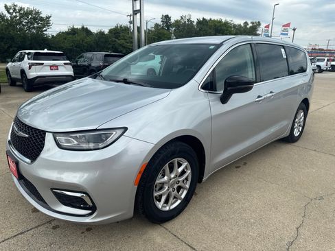 Used 2024 Chrysler Pacifica Touring-L FWD image 7