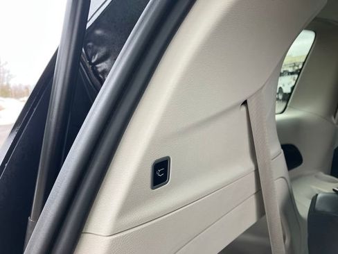 Used 2024 Chrysler Pacifica Touring-L image 25