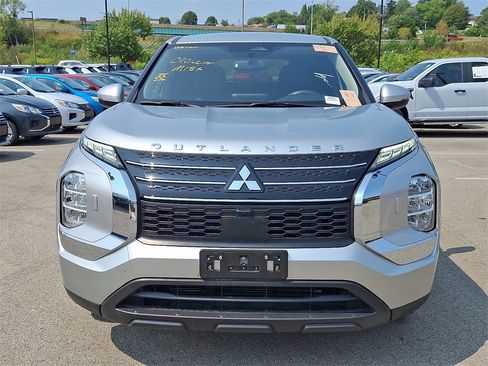 Used 2024 Mitsubishi Outlander ES image 2