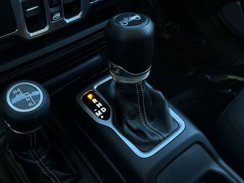 Used 2018 Jeep Wrangler Unlimited Sahara image 20