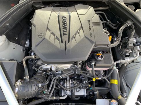 Used 2025 Genesis G70 2.5T image 32