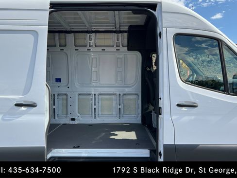 Used 2025 Mercedes-Benz Sprinter 2500 image 18