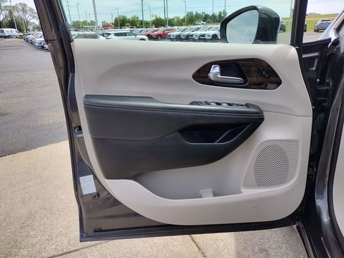 Used 2023 Chrysler Pacifica Limited FWD image 9