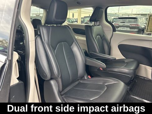Used 2022 Chrysler Pacifica Touring-L FWD image 27