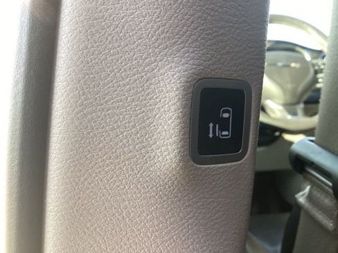 Used 2023 Chrysler Pacifica Touring-L FWD image 17