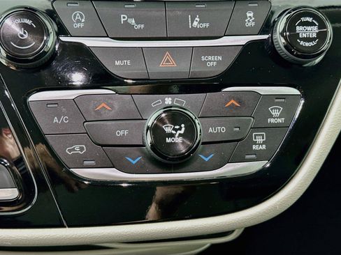 Used 2024 Chrysler Pacifica Touring-L FWD image 9