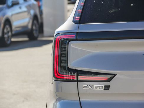 New 2025 Volvo EX90 Plus image 8