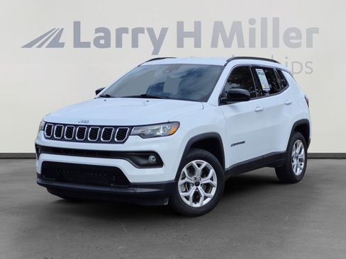 Used 2025 Jeep Compass Latitude AWD/4WD image 1