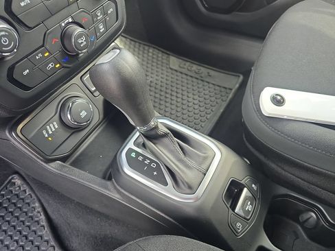 Used 2023 Jeep Renegade Altitude AWD/4WD image 28