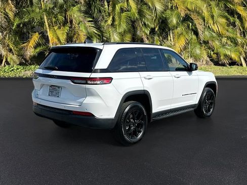 Used 2025 Jeep Grand Cherokee Altitude RWD image 5