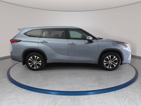 Used 2020 Toyota Highlander XLE AWD/4WD image 4