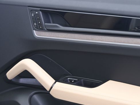 Certified 2025 Porsche Cayenne AWD/4WD image 21