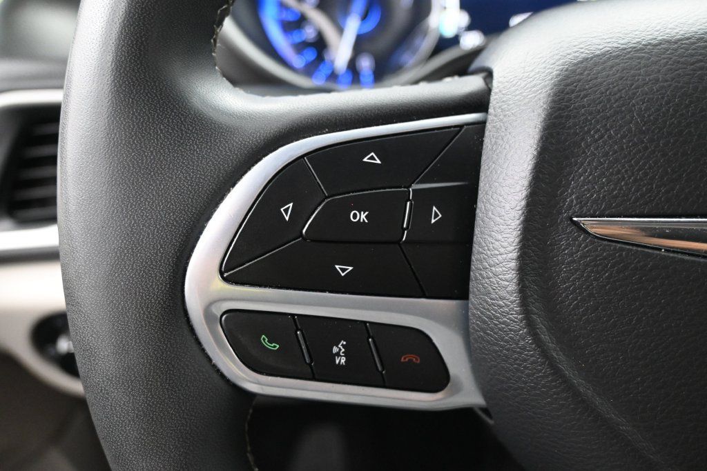 Used 2023 Chrysler Pacifica Touring-L FWD image 17