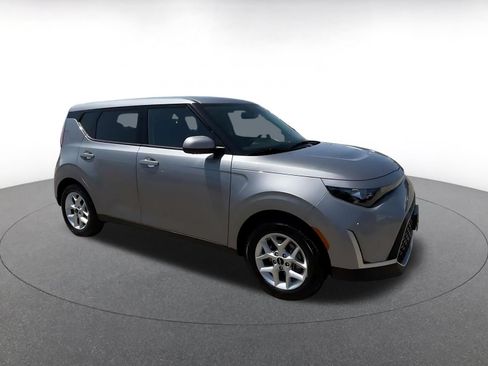 Used 2025 Kia Soul LX w/ LX Technology Package FWD image 2
