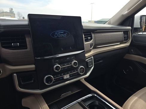 Used 2024 Ford Expedition Limited image 6