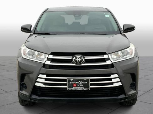 Used 2017 Toyota Highlander LE image 3