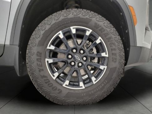 Used 2025 Chevrolet Traverse Z71 AWD/4WD image 32