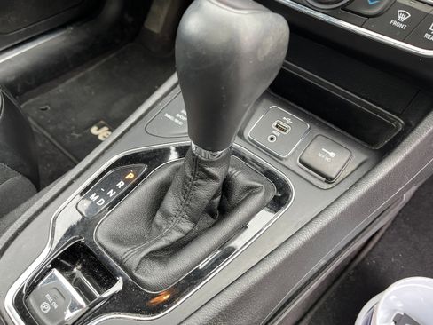 Used 2019 Jeep Cherokee Limited image 16