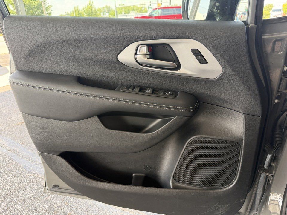 Used 2025 Chrysler Pacifica Limited FWD image 12