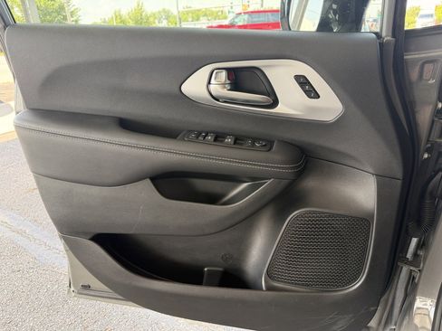 Used 2025 Chrysler Pacifica Limited FWD image 12