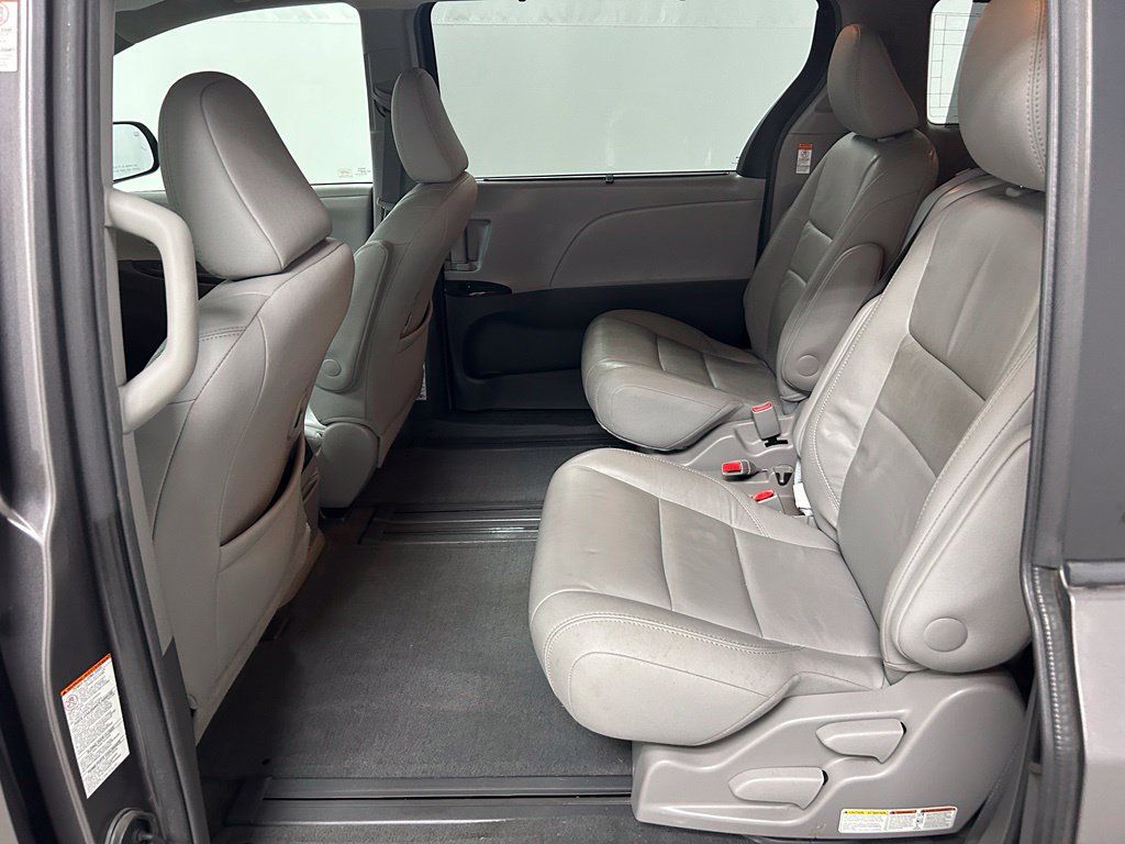 Used 2017 Toyota Sienna XLE w/ XLE Navigation Package FWD image 15