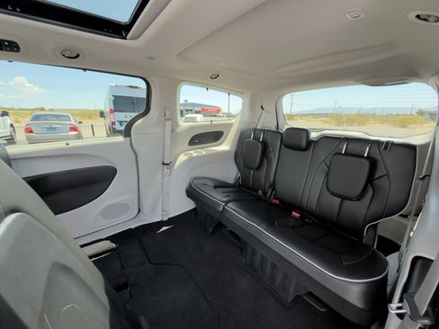 Used 2022 Chrysler Pacifica Limited FWD image 14