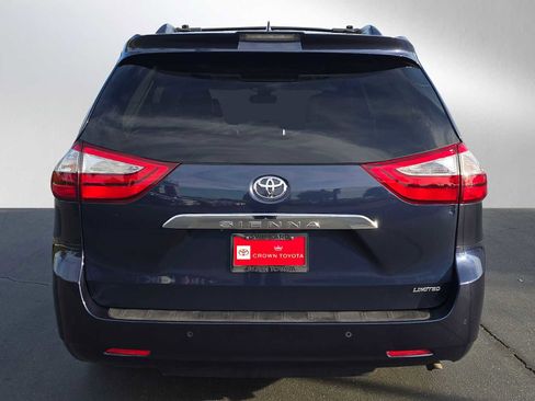 Used 2019 Toyota Sienna Limited image 4