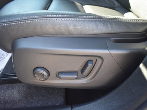 Used 2025 Volvo XC40 B5 Plus image 14