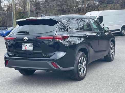 Used 2024 Toyota Highlander XLE image 6