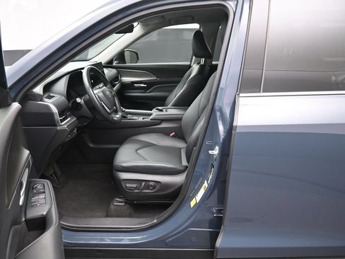Certified 2024 Toyota Grand Highlander AWD image 9