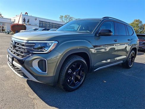 New 2026 Volkswagen Atlas Peak Edition image 2