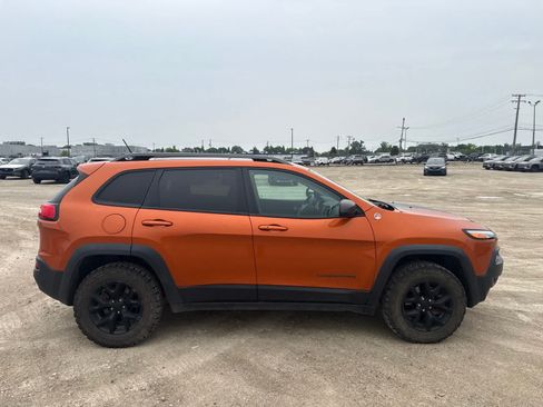 Used 2015 Jeep Cherokee Trailhawk w/ Comfort/Convenience Group AWD/4WD image 9