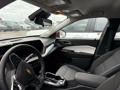 Used 2025 Chevrolet Trax LT w/ LT Convenience Package image 8