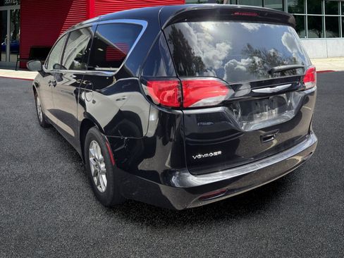 Used 2022 Chrysler Voyager LX FWD image 4