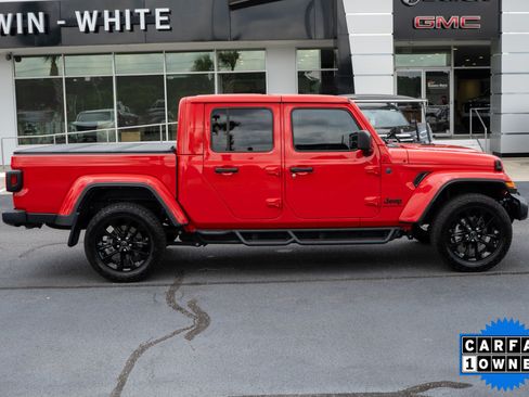 Used 2025 Jeep Gladiator Sport AWD/4WD image 2