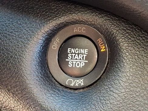 Used 2019 Jeep Cherokee Latitude Plus AWD/4WD image 16