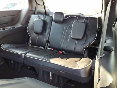Used 2024 Chrysler Pacifica Premium image 7