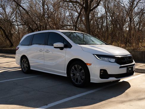 Used 2025 Honda Odyssey Touring image 2