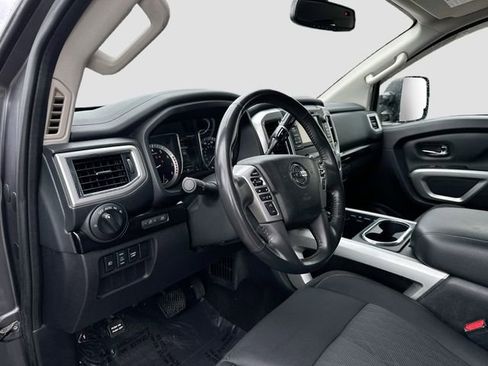 Used 2017 Nissan Titan SV image 9