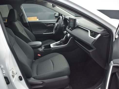 Used 2022 Toyota RAV4 XLE image 10