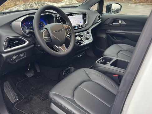 Used 2026 Chrysler Voyager LX image 12