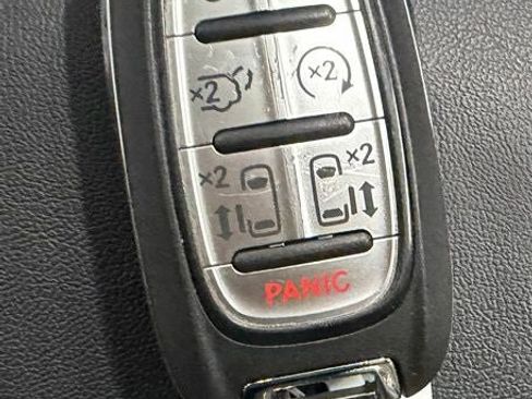Used 2024 Chrysler Pacifica Touring-L FWD image 25