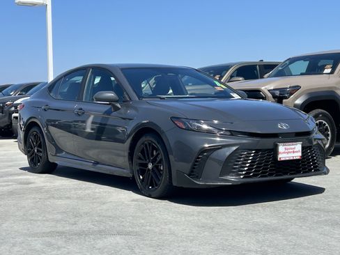 Used 2025 Toyota Camry SE FWD image 2